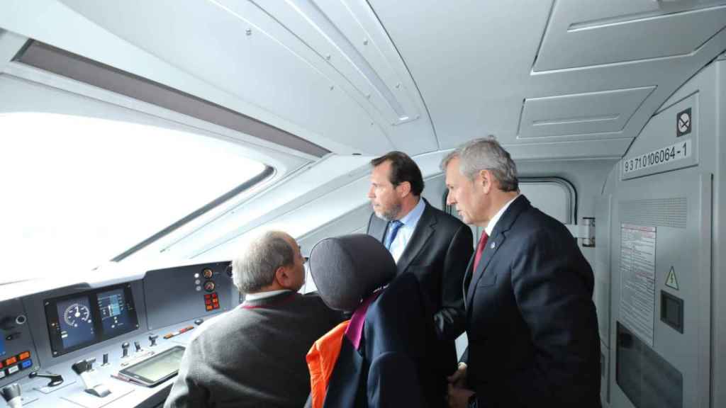 Óscar Puente, en la cabina del nuevo tren S106 de Renfe