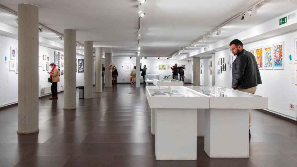 Varias personas en la sala de un museo de Valladolid