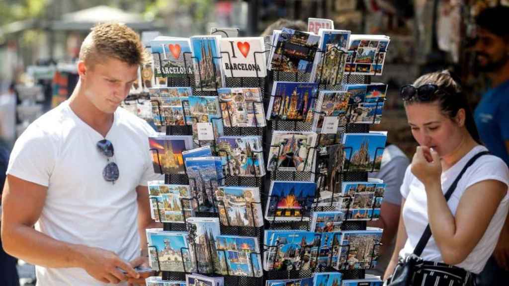 Imagen de archivo de dos turistas en Barcelona.