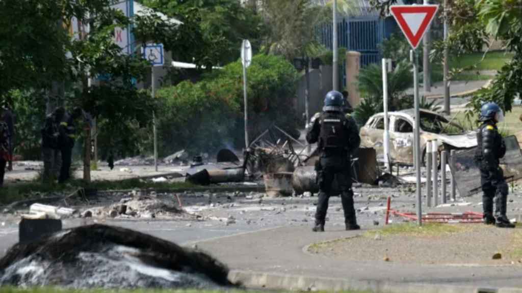 Dos gendarmes franceses montan guardia en una calle a la entrada del distrito del Valle del Tir.
