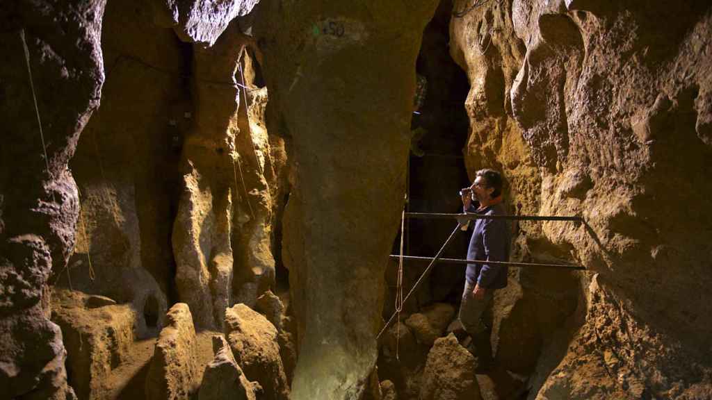 Antonio Rosas en el interior de la cueva de El Sidrón.