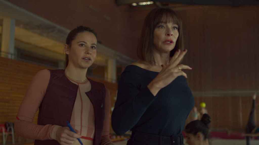 Fotograma de 'Caída libre' con Irene Escolar y Belén Rueda.