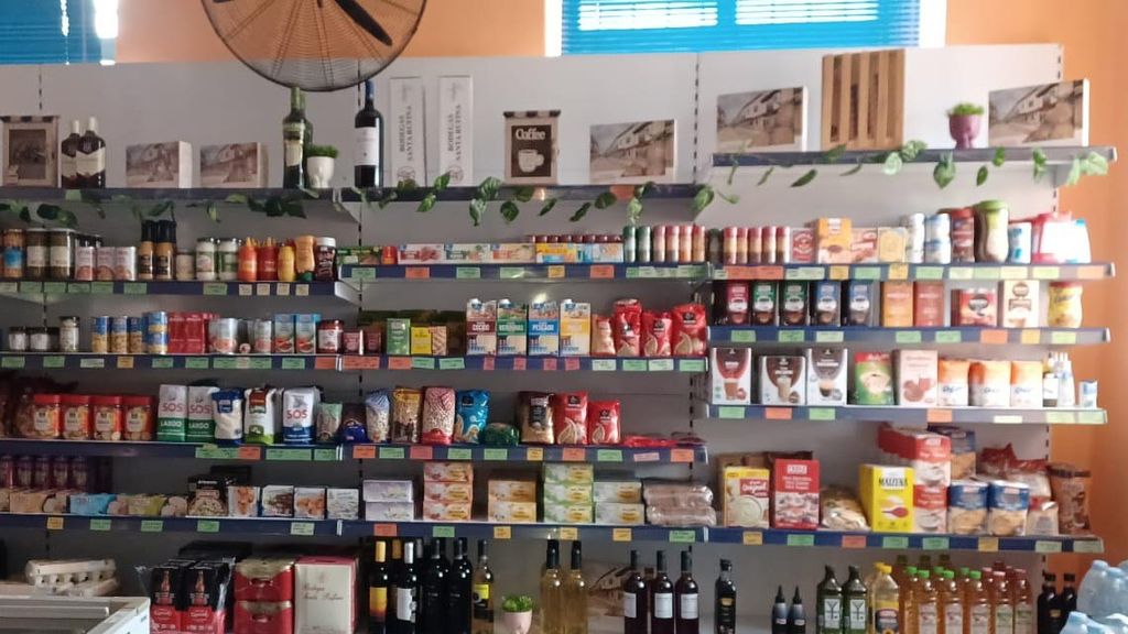 Las estanterías de La Tiendina de Trigueros del Valle, hasta arriba de productos