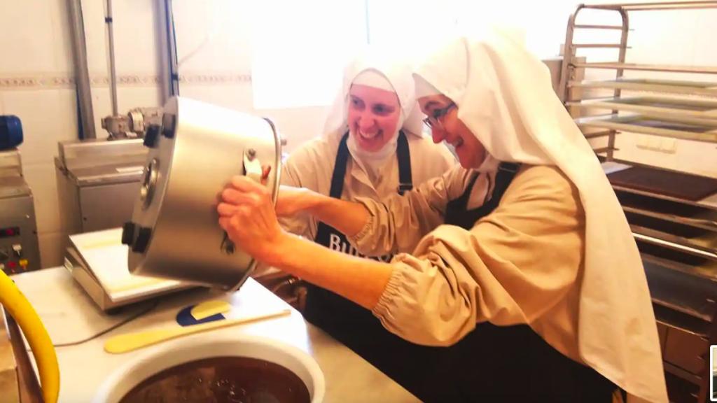 Las monjas clarisas de Belorado elaborando sus dulces en el convento