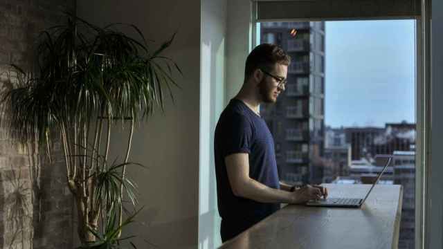 Un hombre trabajando desde su casa.