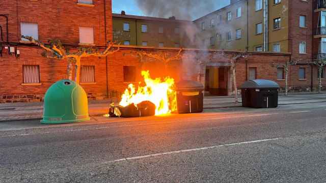 Imagen de uno de los contenedores ardiendo esta mañana en Astorga
