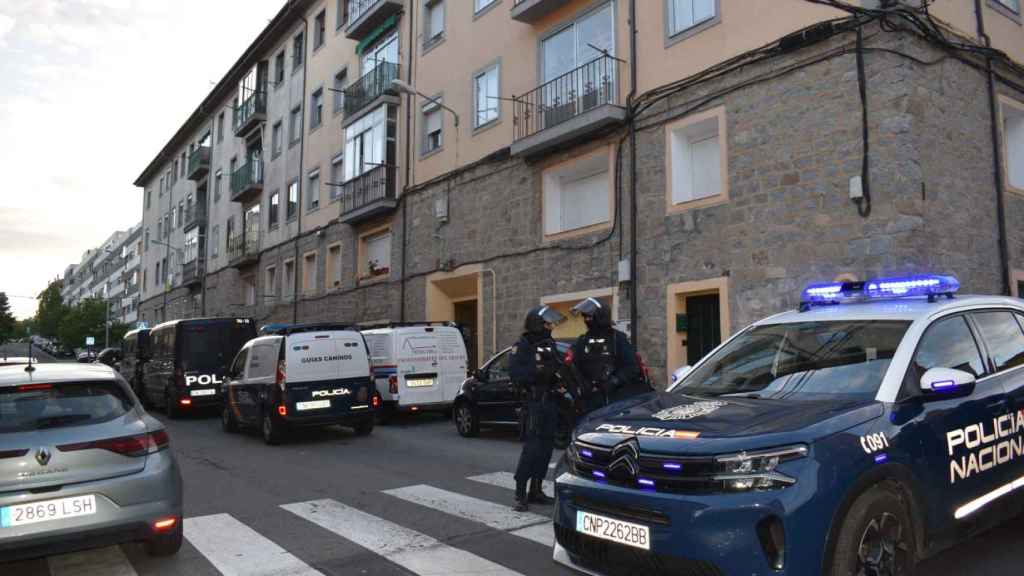 La Policía Nacional en el registro de la vivienda