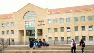 Imagen de unos estudiantes de la Universidad de Valladolid frente a la Facultad de Comercio.
