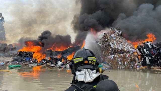 Bomberos de la Diputación de Valladolid trabajando en el incendio en la planta de reciclaje de Aldeamayor de San Martín