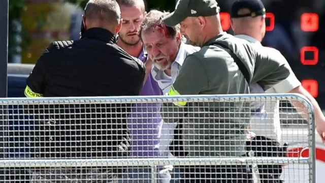 Juraj Cintula, el hombre que ha atentado contra Robert Fico, en el momento de ser detenido.