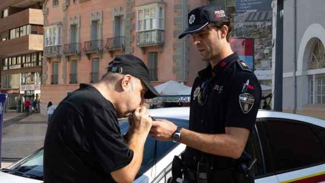 Controles de alcoholemia a peatones voluntarios en Murcia. EP.
