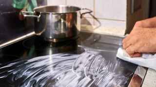 El sencillo truco para limpiar la vitrocerámica y dejarla ultrabrillante