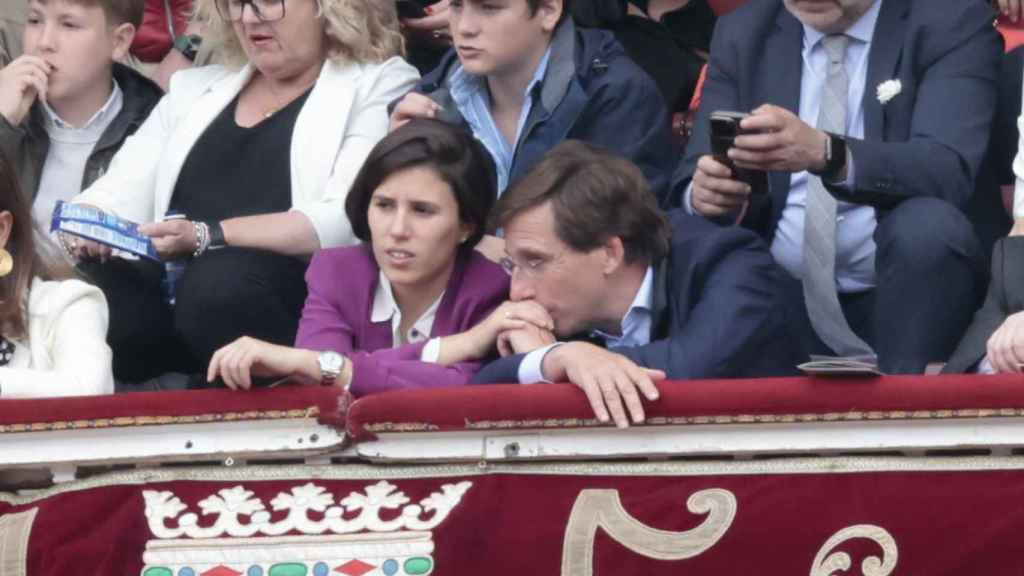 José Luis Martínez-Almeida dándole un beso en la mano a su mujer.