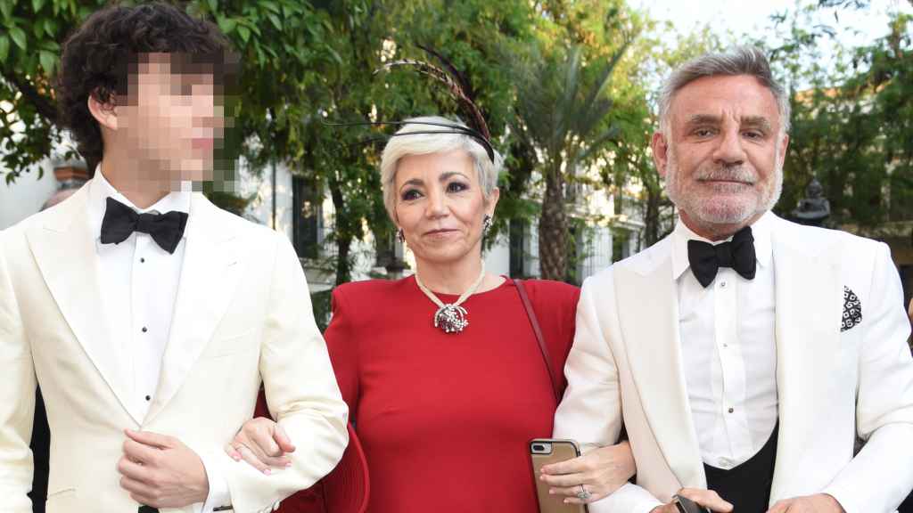 Álvaro junto su padre, el día de la boda de éste con Raúl Prieto.