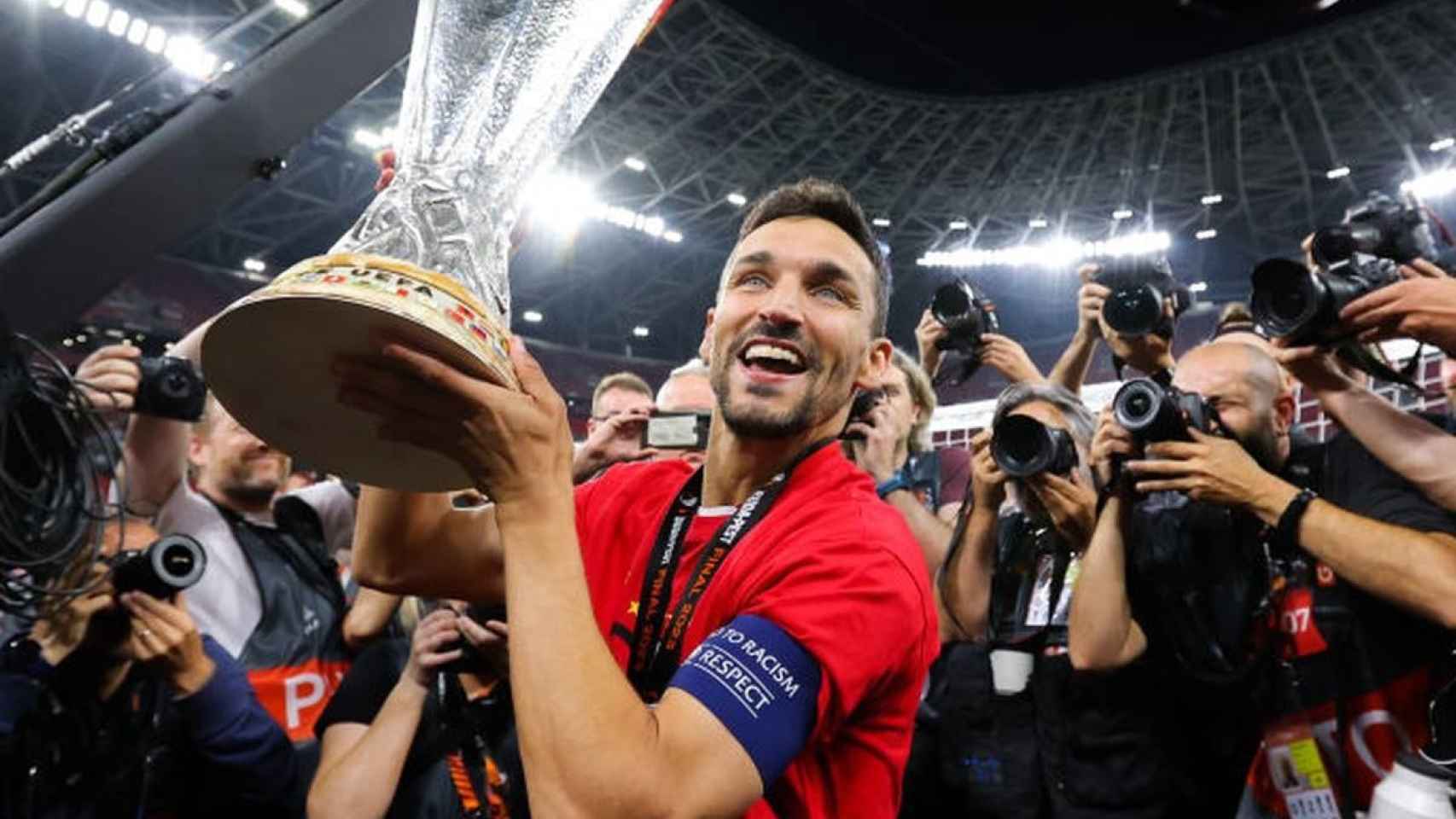 Jesús Navas levantando la Europa League