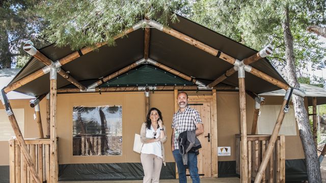 Carla Avilés y Santiago Cabetas en las cabañas de Xplorers Camp.
