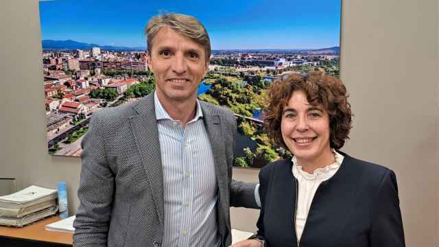 El director de la oficina de CaixaBank de la Avda. de la Constitución de Talavera de la Reina, Ángel Luis Álvarez, y la vicepresidenta de AdELAnte Castilla-La Mancha, Mª Inmaculada Blanco.