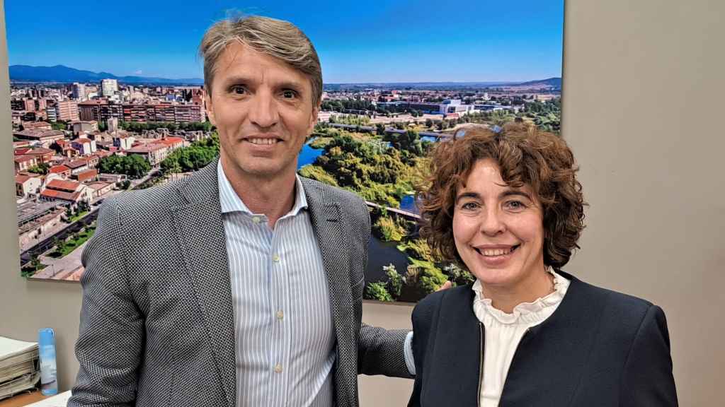 El director de la oficina de CaixaBank de la Avda. de la Constitución de Talavera de la Reina, Ángel Luis Álvarez, y la vicepresidenta de AdELAnte Castilla-La Mancha, Mª Inmaculada Blanco.