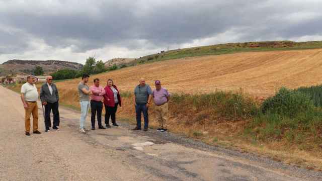 La carretera CM-1005 presenta importantes baches.