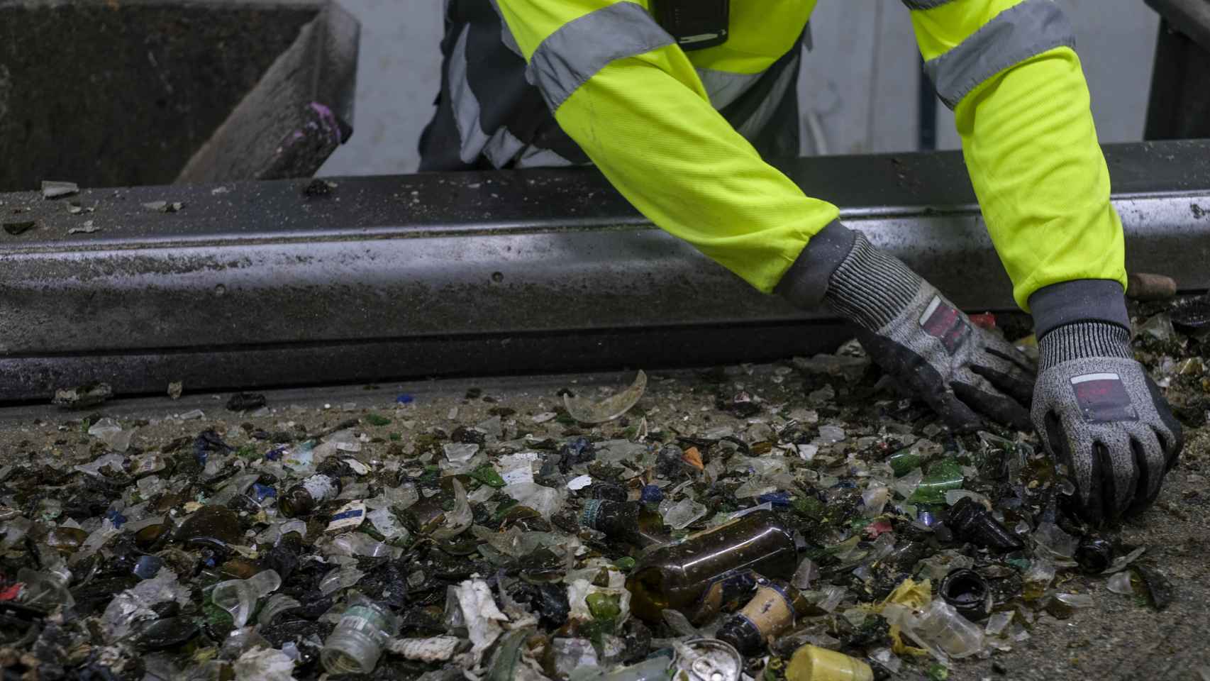 Imagen de archivo del proceso de cribado de vidrio e impropios en una planta de reciclaje.