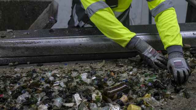 Imagen de archivo del proceso de cribado de vidrio e impropios en una planta de reciclaje.