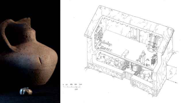 El anillo de oro con el recipiente en el que se encontró al fondo y reconstrucción del edificio incendiado.