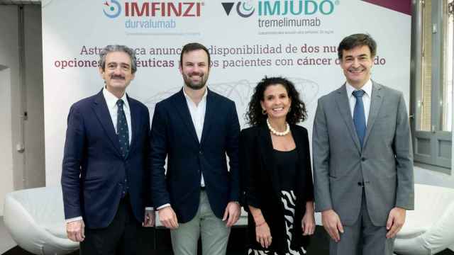 De izquierda a derecha, Bruno Sangro (Clínica Universidad de Navarra),  Mario García (Hospital Universitario Fuenlabrada), Ana Peiró (AstraZeneca) y  Andrés Muñoz (Gregorio Marañón)