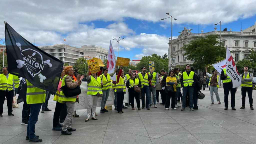Vecinos de Montecarmelo entregan firmas en Cibeles contra el cantón de limpieza.