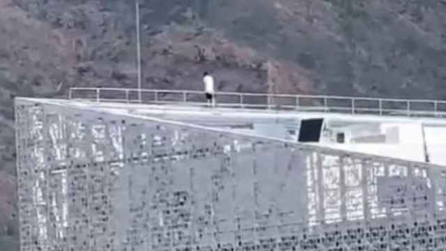 El hombre, en la azotea.