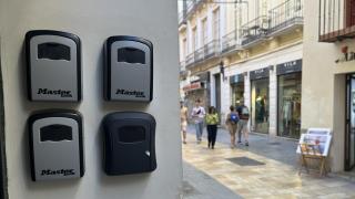 Un portal de Málaga con los candados de los pisos turísticos.