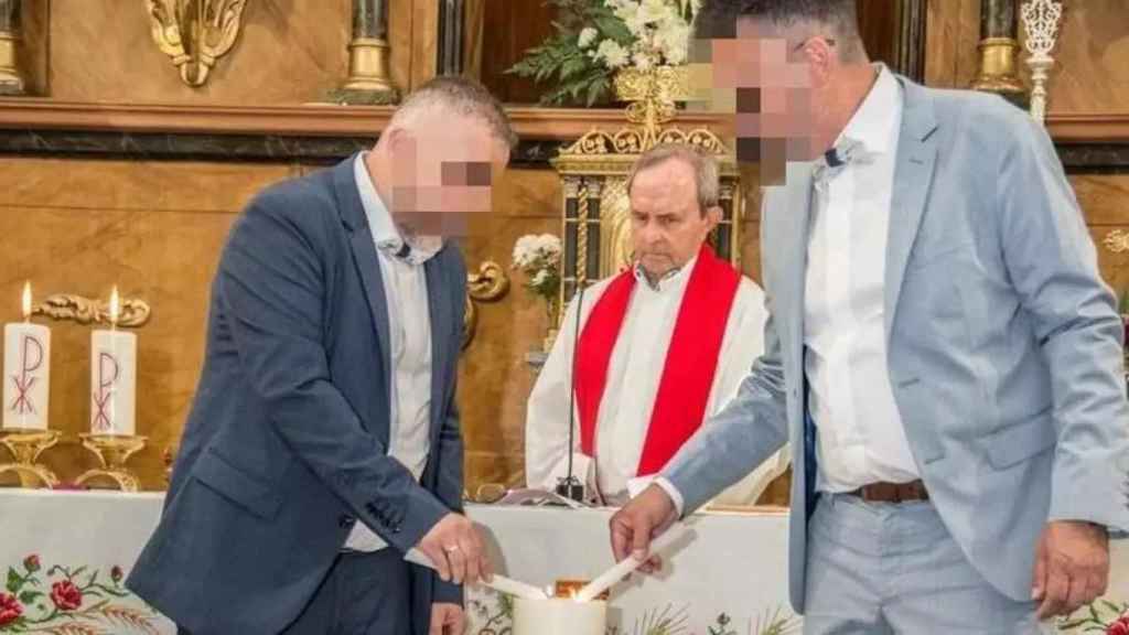 Enrique Gómez, durante el 'polémico' acto con una pareja homosexual en su parroquia de Miajadas, Extremadura.