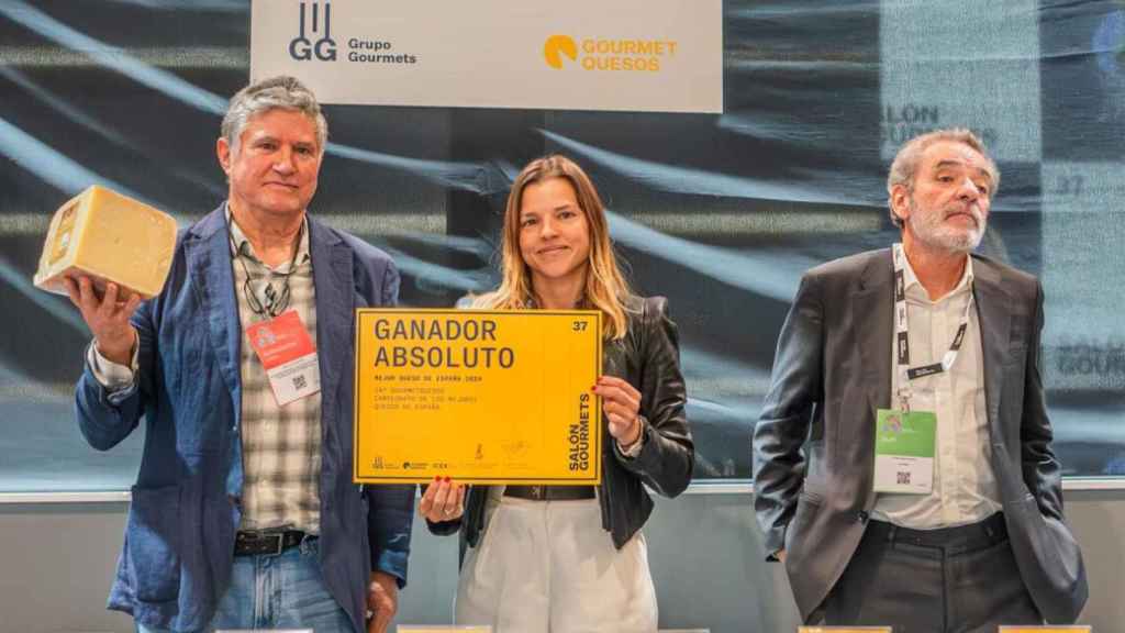 Raquel Rosa recibe el premio al Mejor Queso de España 2024.
