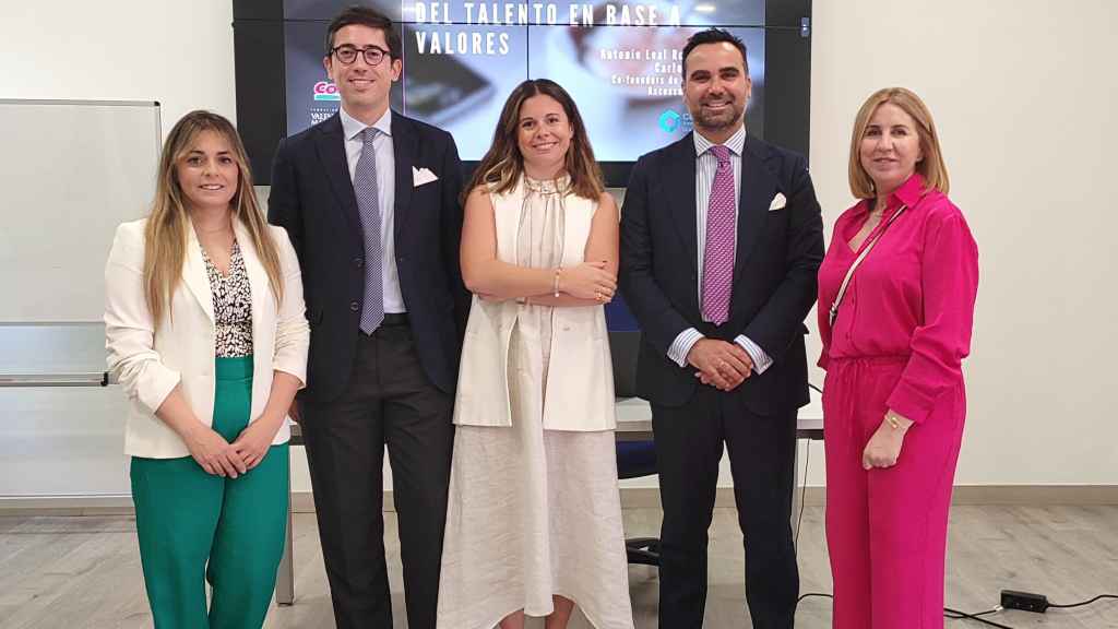 Las organizadoras del evento junto a los creadores de Cultural Fit Assessment Method