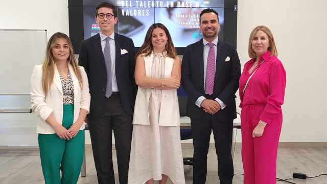 Las organizadoras del evento junto a los creadores de Cultural Fit Assessment Method