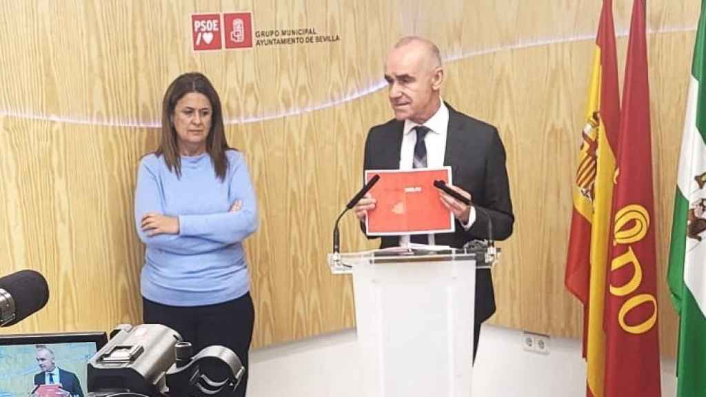Antonio Muñoz junto a Sonia Gaya, en el Ayuntamiento de Sevilla.