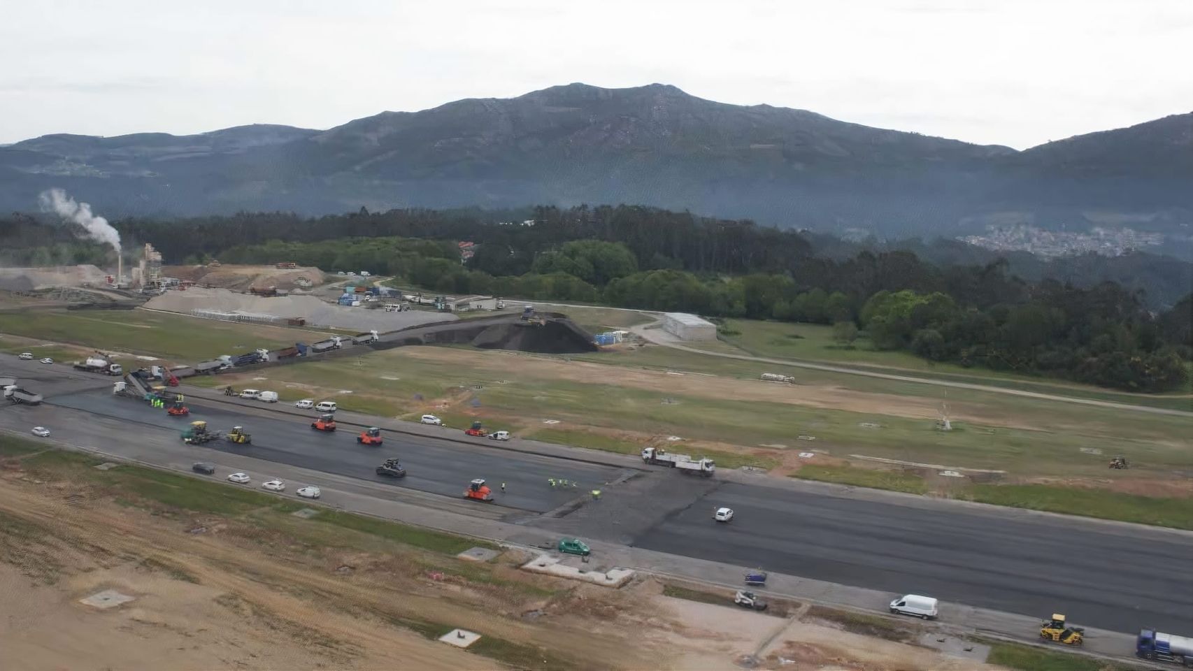 Obras de regeneración de la pista en el aeropuerto de Peinador.