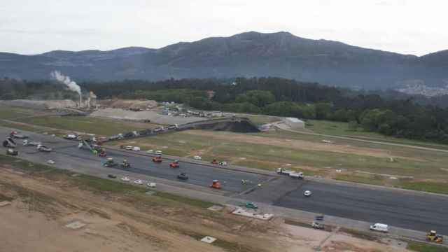 Obras de regeneración de la pista en el aeropuerto de Peinador.