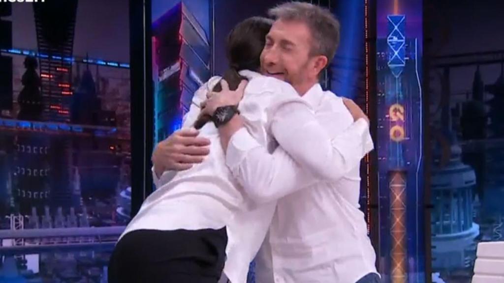 Tamara Falcó y Pablo Motos se funden en un abrazo en 'El Hormiguero'.