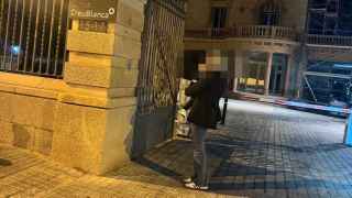 Ana (nombre ficticio) sostiene a su hijo junto a la clínica de Barcelona donde ha viajado a hacerle un TAC desde Melilla.