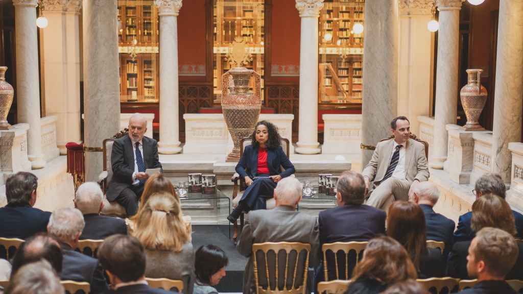 El director de la RAE, Santiago Muñoz Machado, el profesor Oliver Lubrich y la embajadora Julissa Reynoso.