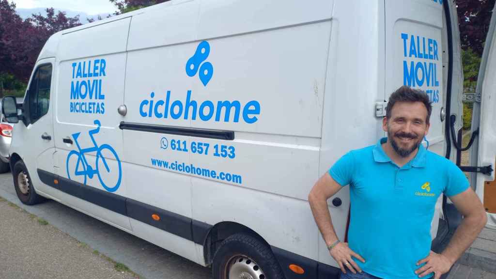 Diego con la furgoneta con la que recorre la provincia