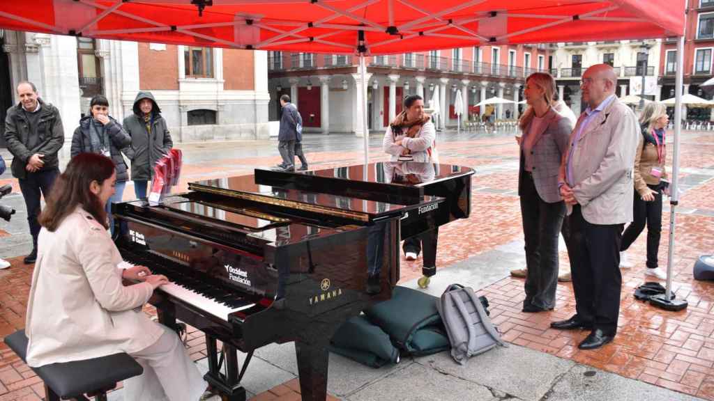 Jesús Julio Carnero e Irene Carvajal observan a una joven tocando
