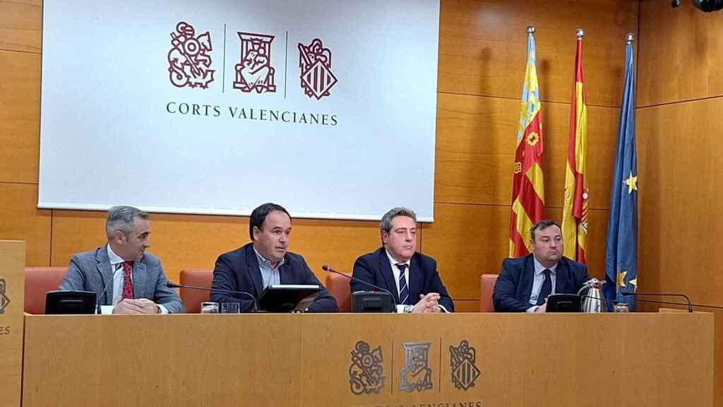 Los portavoces de PP y Vox cuando registraron las proposiciones de ley. EE