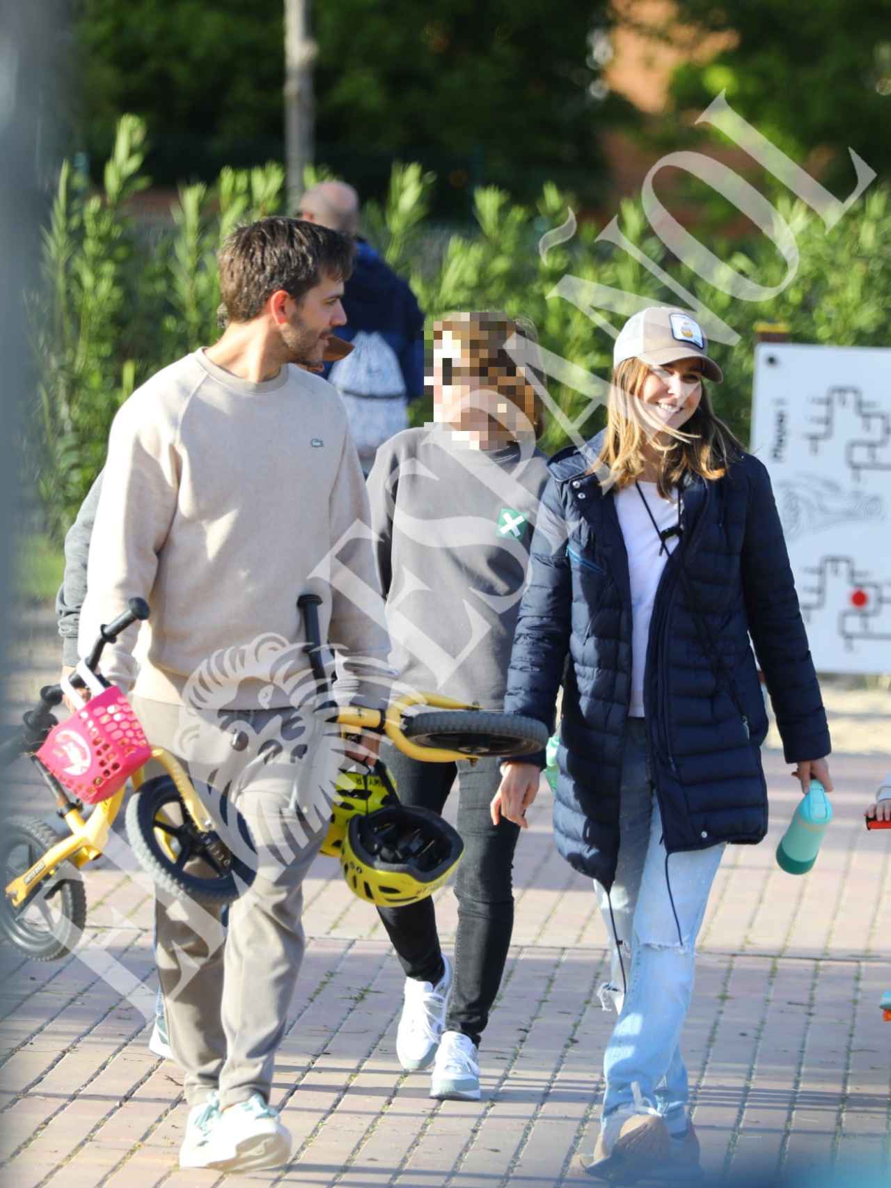 Marc Clotet y Natalia Sánchez disfrutan de un día en familia.