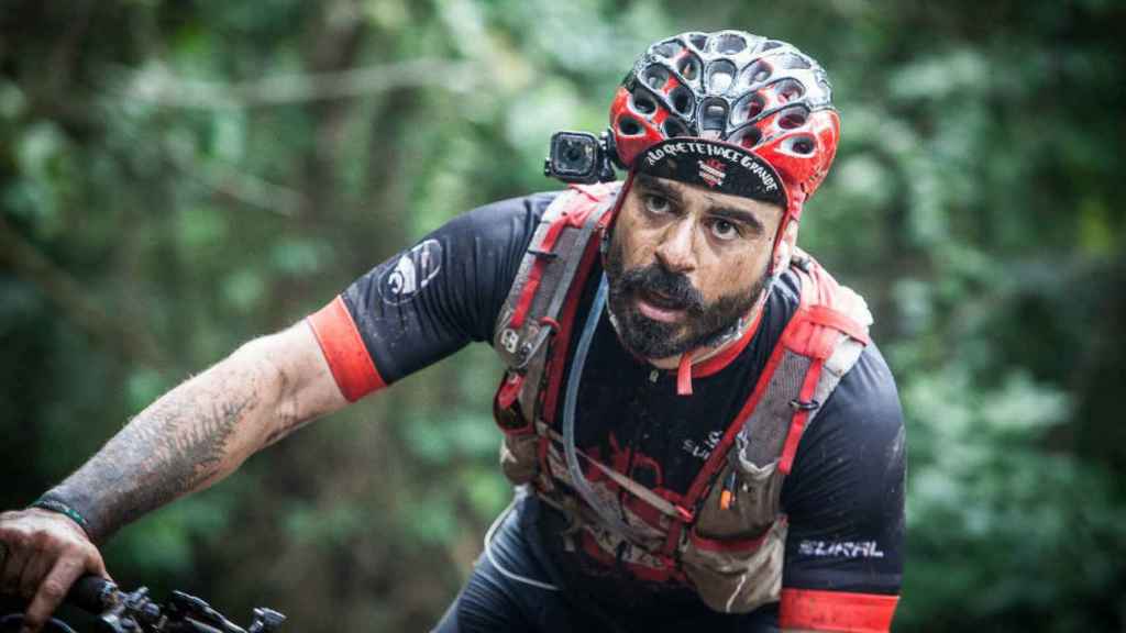 El empresario español en una competición ciclista.