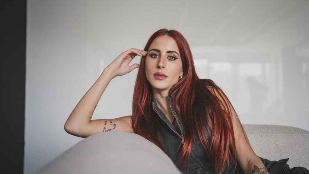 Vicco posa en un sofá durante la entrevista con EL ESPAÑOL.