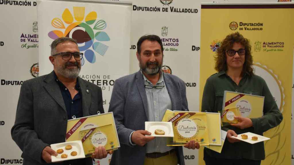 Jesús Fernández, Rafael Mesonero y Natalia Cernuda (recogiendo el premio de José Ignacio), los tres galardonados con los dulces