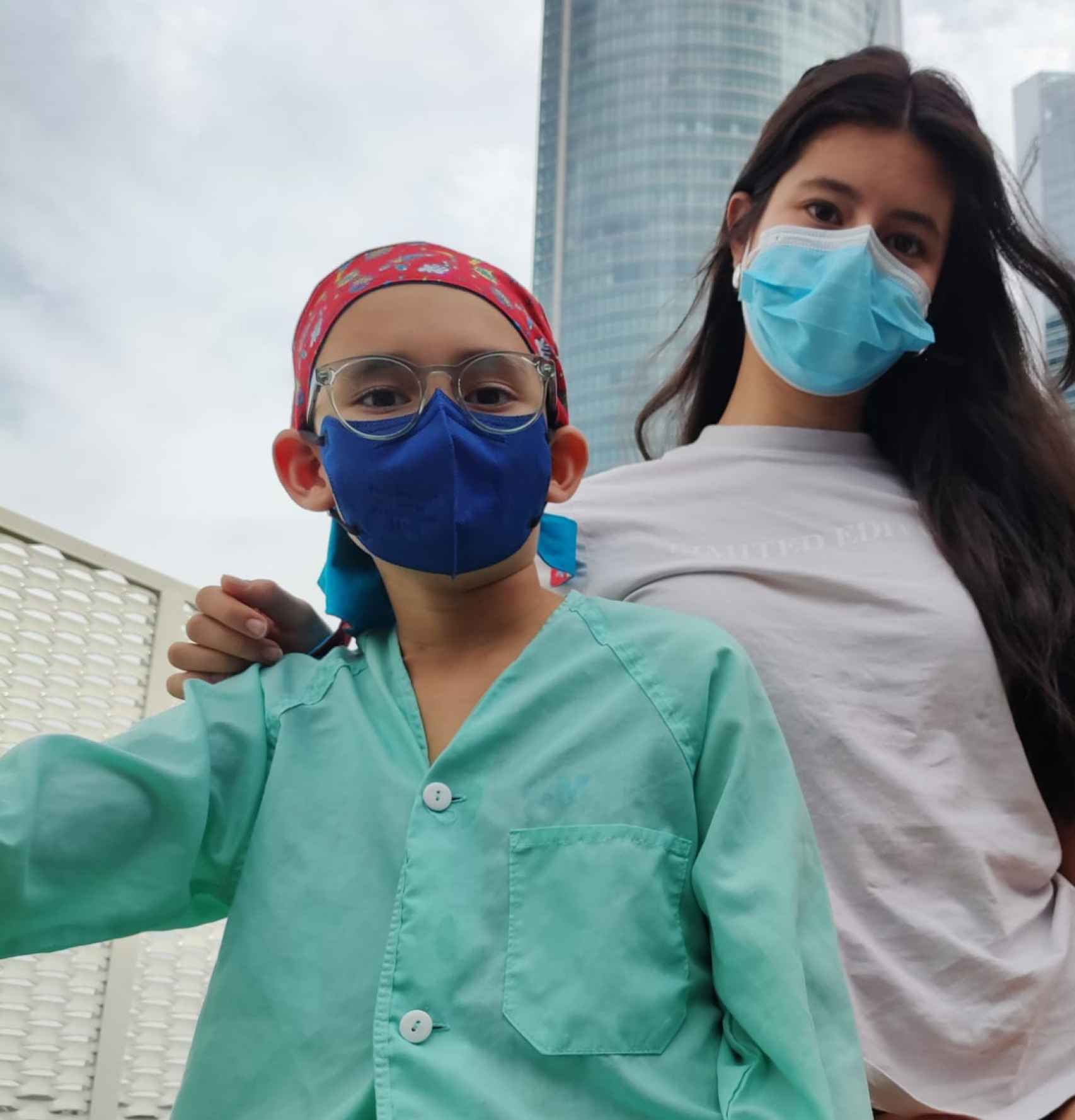 Daniel junto a su hermana Aitana en el jardín para niños ingresados del Hospital de La Paz, el día antes del alta