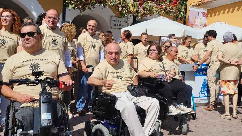 Enrique Alarcón, en el centro, junto a un grupo de personas con discapacidad.