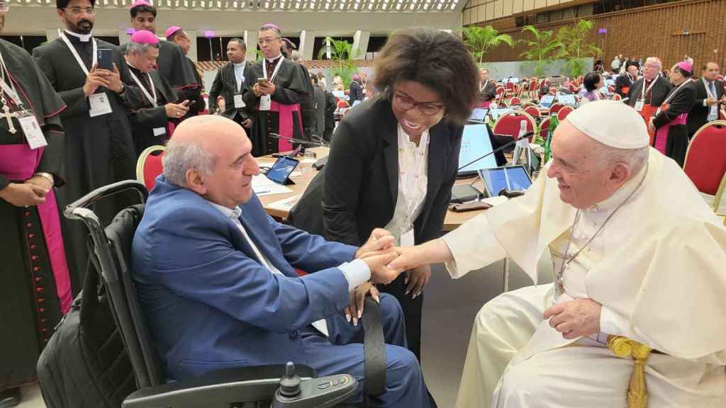 Enrique Alarcón saluda al papa Francisco en el Vaticano.